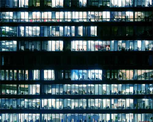 男子一人演“转世皇帝”和300岁大师，骗女子15万元获刑