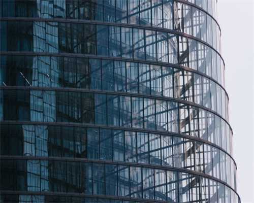 上游帮忙丨这条道路经常有车乱停放 过往车辆“行路难”