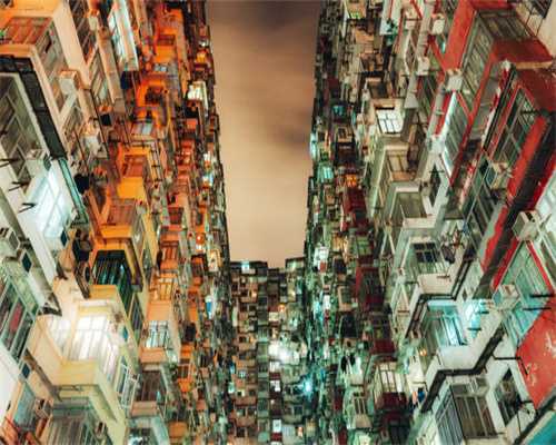 上海79岁老人凌晨被困电梯，民警潜入水中成功营救