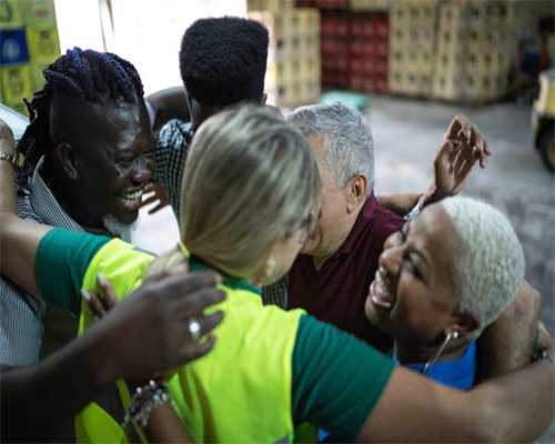 西安八旬老人苦盼修单元门 2000多天后终于“安好了”