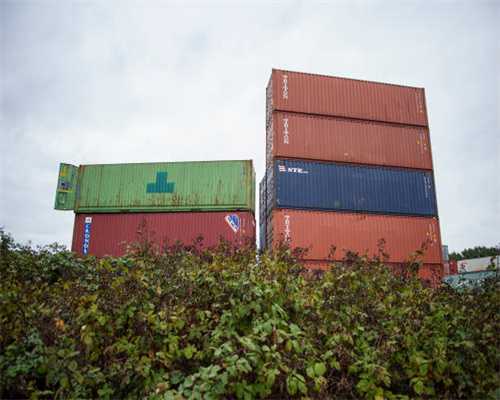 同一天，呼和浩特房地产出了两件大事