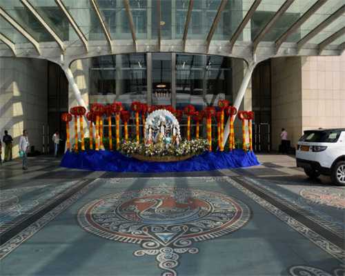 武汉一小区起火，消防车赶来却被限高架拦住！消防员情急之下……